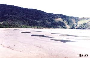 O rio Ubatumirim divide a praia em duas partes